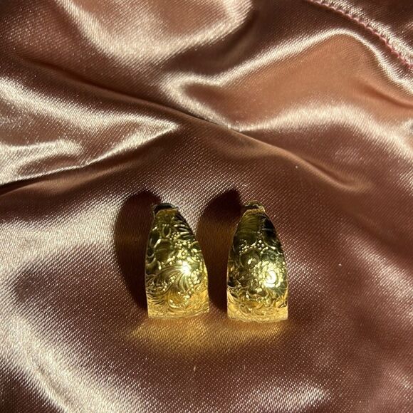 Jewelry - Gold hoop pierced earrings.